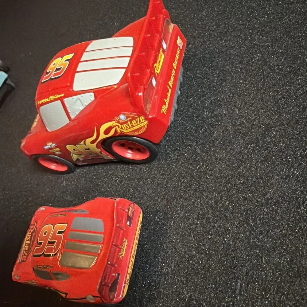 2 Disney Pixar Cars Lightning Mcqueen -L
